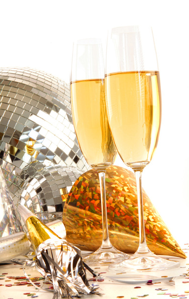 ποτήρι σαμπάνιας με το χρυσό Κόμματος καπέλα και disco μπάλα - Φωτογραφία, εικόνα