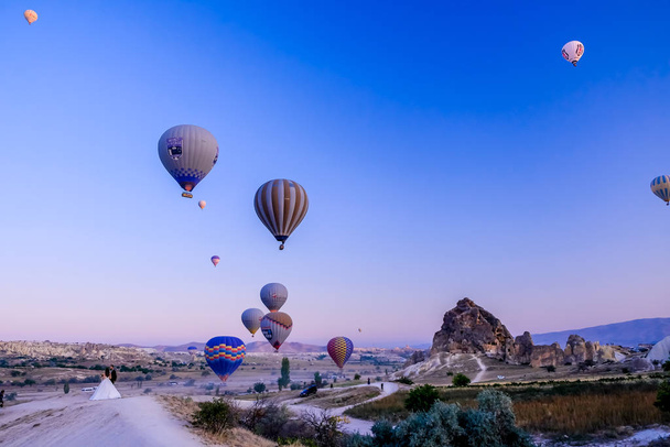 hete luchtballon vliegen over spectaculaire Cappadocië. - Foto, afbeelding