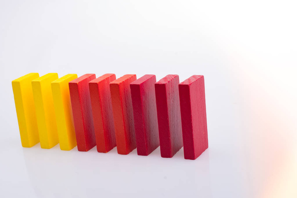 Coorful domino bloky na bílém pozadí - Fotografie, Obrázek