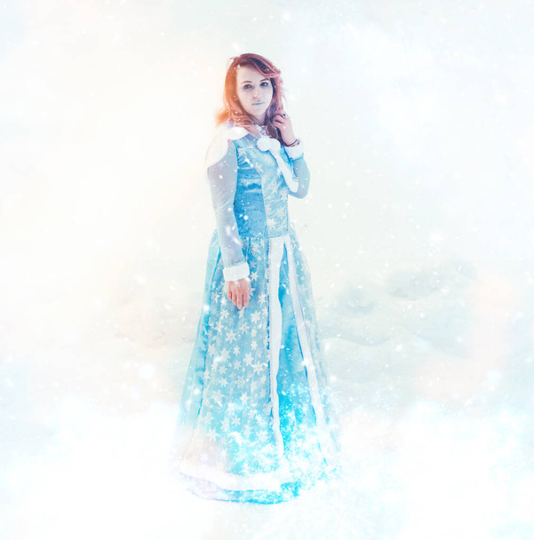 красивий снігопад молодої жінки взимку
 - Фото, зображення