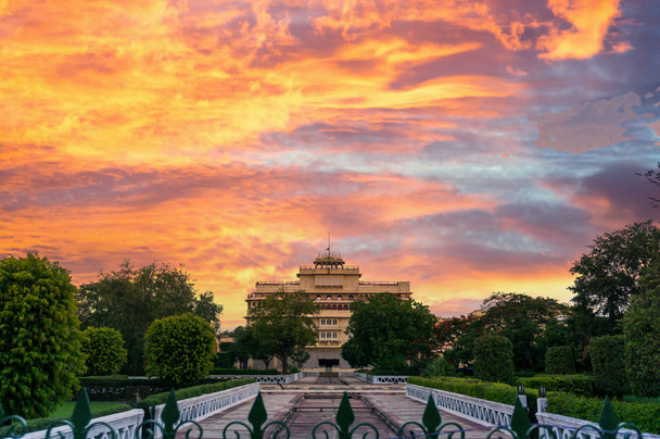 Palacio de la ciudad en Jaipur tomado de Govind dev templo con una puesta de sol dramática en el cielo
 - Foto, imagen