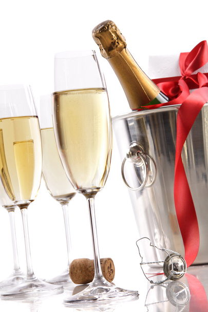 brýle s champagne v ledové vědro a dárek - Fotografie, Obrázek