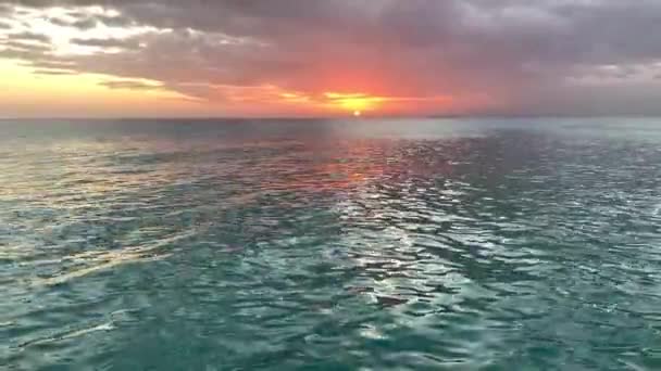 Günbatımında altın kum ve kayalarla dolu tropik Karayip plaj denizi, yavaş deniz hareketleri, tatil, rahatlama ve gevşeme ile gökyüzü renklidir. Seyahat - Video, Çekim