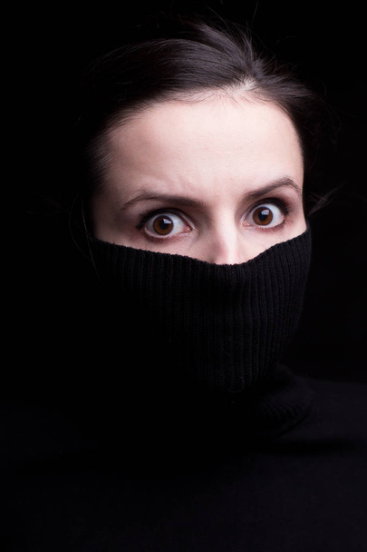 συναισθηματικό κορίτσι με μαύρο ζιβάγκο σε μαύρο φόντο - Φωτογραφία, εικόνα