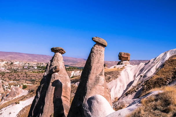 Türkiye 'nin Urgup Kapadokya kentindeki bu muhteşem kumtaşı oluşumunun üç güzelliği - Fotoğraf, Görsel