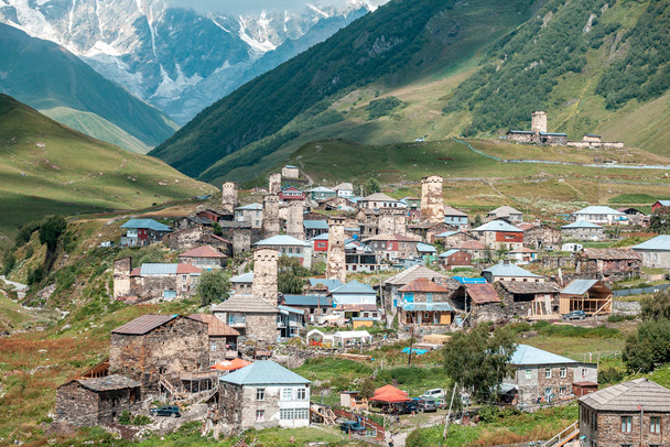 Blick auf das Dorf Uschguli am Fuße des Mt. Shchara. Bilder - Foto, Bild