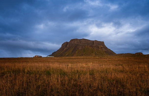 Vista de la montaña solitaria desde la carretera sur 60 de Islandia. Septiembre 2019
 - Foto, imagen