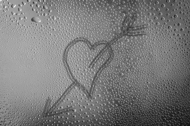 Mano disegnare cuore cuore trafitto da una freccia e gocce d'acqua su
  - Foto, immagini