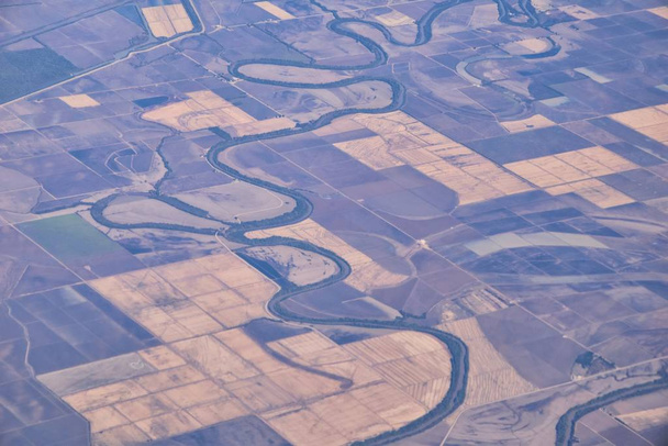 Авіаційний ландшафт річки Міссісіпі з літака через кордон Арканзасу і Міссісіпі. Віндінг ріка і сільське місто і міста, Сполучені Штати Америки. Уса. - Фото, зображення
