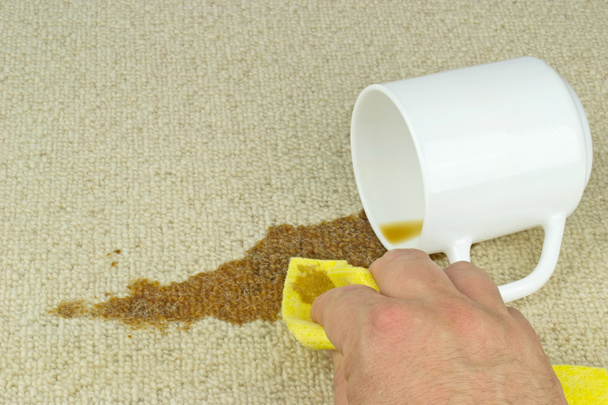 koffie vlek uit tapijt reinigen - Foto, afbeelding