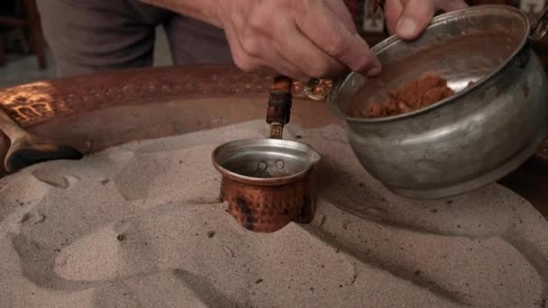 Τούρκος καφές κάνει βίντεο. Τουρκική διαδικασία παρασκευής καφέ στην άμμο και το σιρόπι από άνθη. - Πλάνα, βίντεο