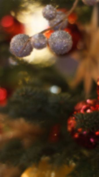 Πολύχρωμα bokeh defocused Χριστούγεννα φώτα νεράιδα, την Πρωτοχρονιά δίκαιη - Φωτογραφία, εικόνα