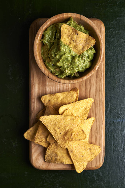 avocado guacamole and tortilla chips - Фото, зображення