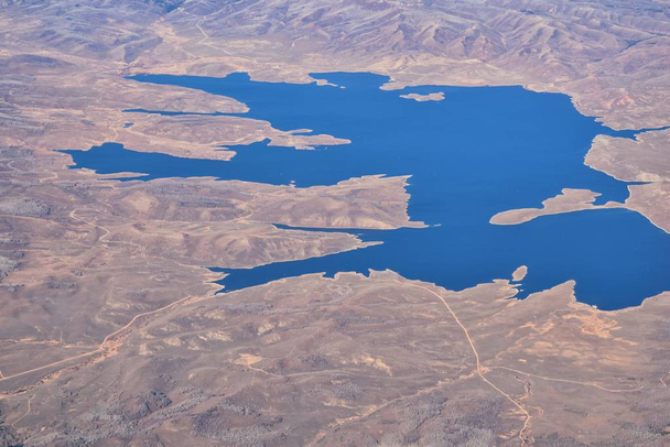 Vue aérienne du lac Strawberry Reservoir Bay depuis un avion en automne par Daniels Summit entre Heber et Duchesne dans le bassin de l'Uintah, Utah, États-Unis d'Amérique, États-Unis
. - Photo, image