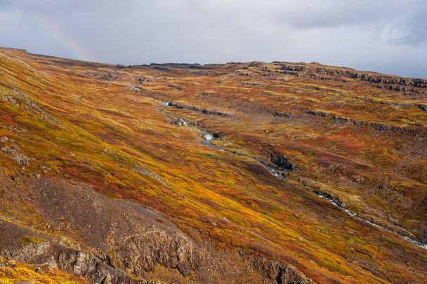 Flokalundur Islandia - septiembre 2019: Mañana con arco iris en Vestfjardarvegur, carretera 60
. - Foto, Imagen