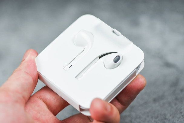 Białe bezprzewodowe słuchawki bluetooth lub słuchawki smartphone Earp - Zdjęcie, obraz