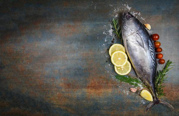 Friss hal fűszernövényekkel rozmaring paradicsom és citrom - nyers fis - Fotó, kép