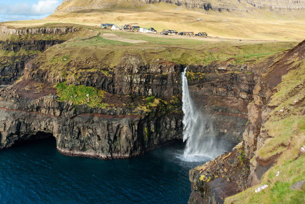malerischer Wasserfall im Dorf Gasadalur auf den Färöern - Foto, Bild