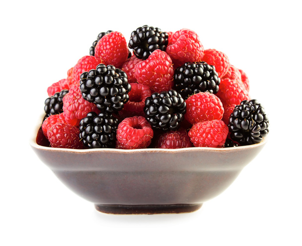 Rasberries and blackberries in plate - Foto, Imagen
