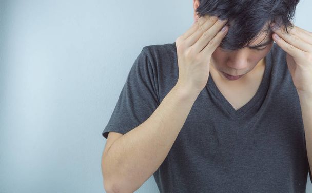 Lähikuva mies kärsii vakavasta päänsärystä tunne stressiä
 - Valokuva, kuva