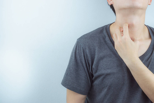 Közelről férfi vakarja viszkető nyakát allergia kiütés kézzel - Fotó, kép