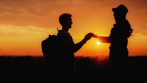 silhouet van liefdevol paar met romantisch moment tijdens reizen - Foto, afbeelding