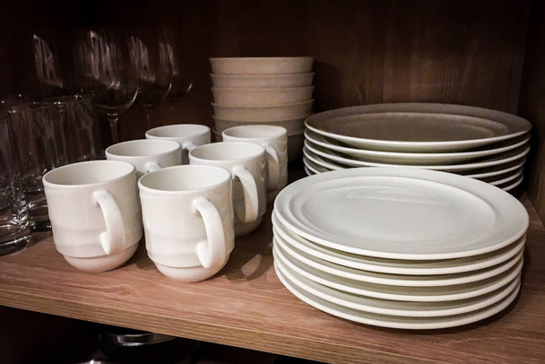 Utensili da cucina come tazze in ceramica, piatti, ciotole, bicchiere da vino
 - Foto, immagini
