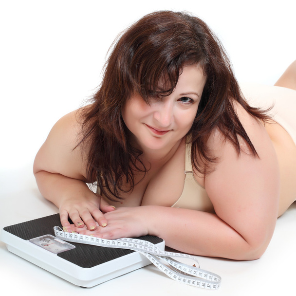 Übergewichtige Frau mit Maßband und Weghing-Maschine. - Foto, Bild