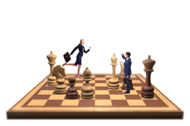 Podnikatel ve velké šachovnici v konceptu strategie - Fotografie, Obrázek