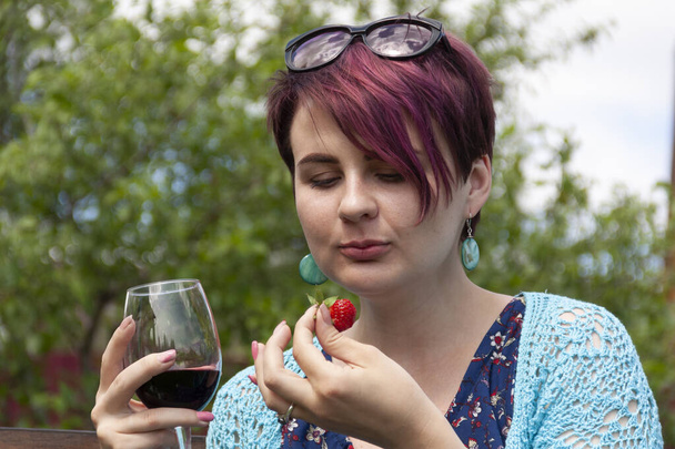 赤ワインのグラスを持つ少女 - 写真・画像