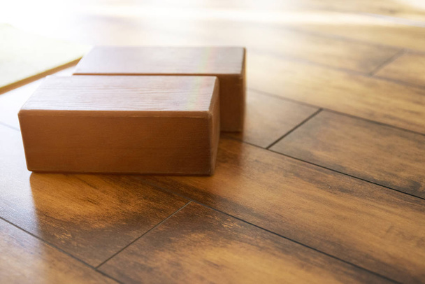 Primo piano di blocchi di legno attrezzature yoga in studio
 - Foto, immagini