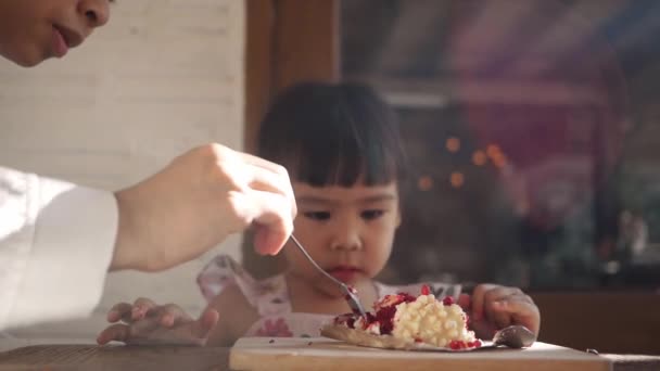可愛いですアジアの女の子食べる桑ケーキとともに彼女のお母さんでザカフェ. - 映像、動画