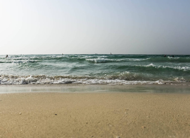 Horyzont morski, piaszczysta plaża w Dubaju, Zjednoczone Emiraty Arabskie - Zdjęcie, obraz