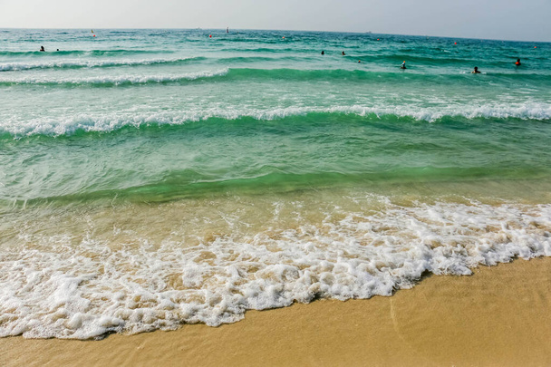 Horyzont morski, piaszczysta plaża w Dubaju, Zjednoczone Emiraty Arabskie - Zdjęcie, obraz