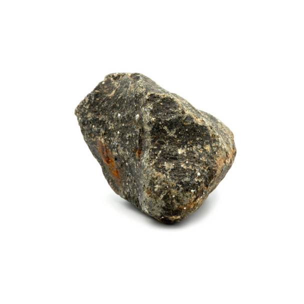 Duży granitowy kamień skalny, odizolowany na białym tle. - Zdjęcie, obraz
