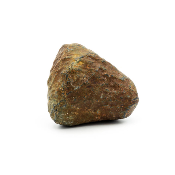 Grote granieten rots steen, geïsoleerd op de witte achtergrond. - Foto, afbeelding