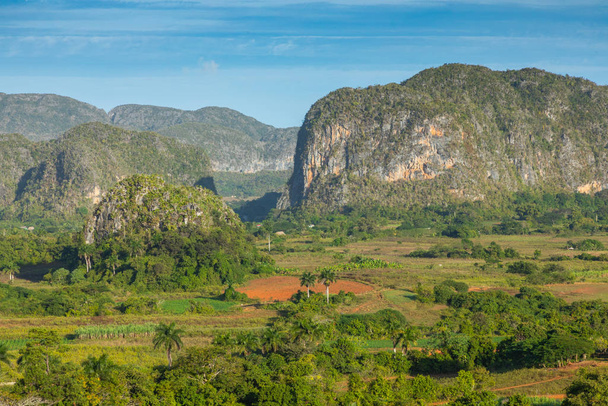 Panoramablick über Landschaft mit Buckelpisten im Vinales-Tal, - Foto, Bild