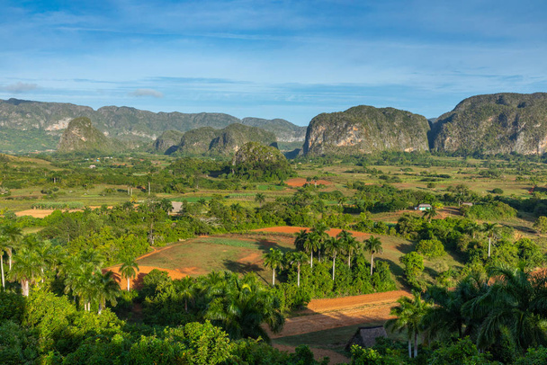 Panoramablick über Landschaft mit Buckelpisten im Vinales-Tal, - Foto, Bild