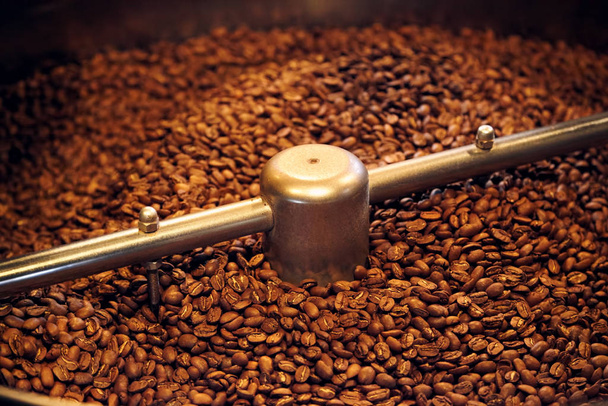 コーヒー穀物と工業用コーヒーグラインダー。フードコーヒーの背景. - 写真・画像