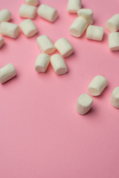 selective focus, white little marshmallows - Фото, изображение