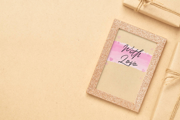 Cornice fotografica mockup con scatole regalo kraft per San Valentino c
 - Foto, immagini