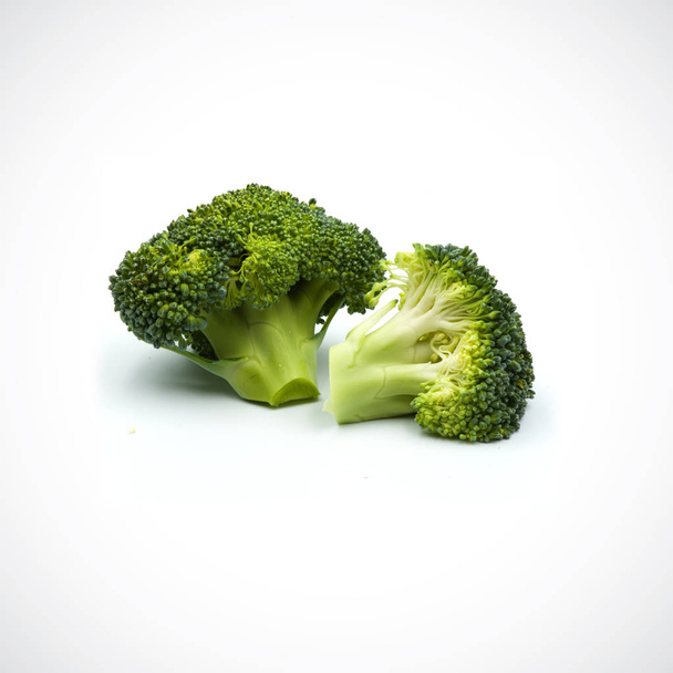 Broccoli losse stukken op de witte ondergrond - Foto, afbeelding