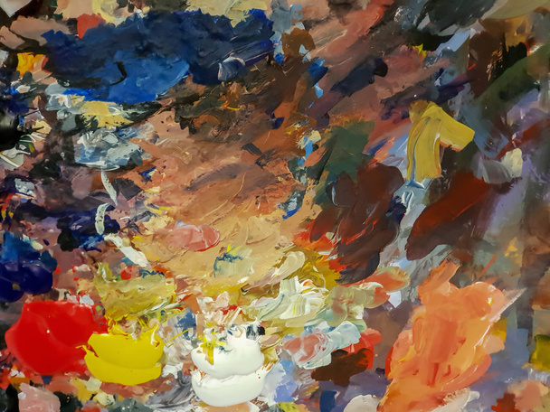 Closeup e colheita abstrato colorido fundo de cores de óleo na bandeja de cores
. - Foto, Imagem