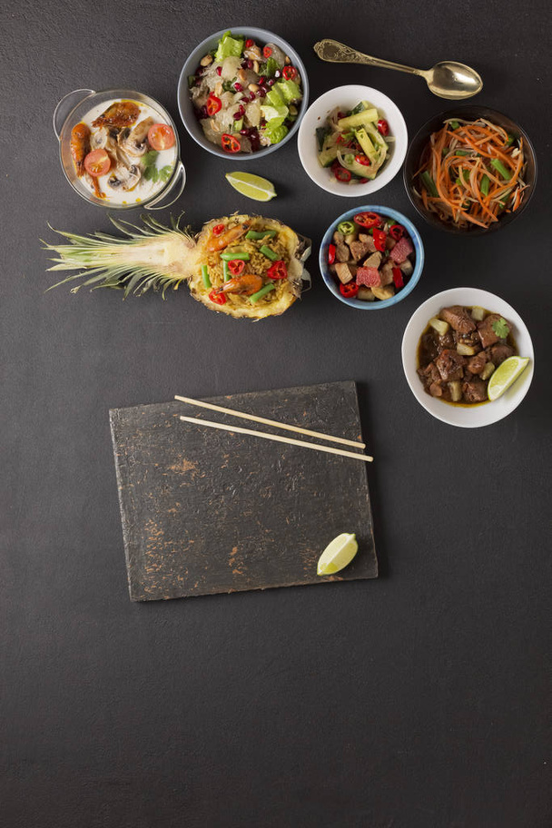 míchání sukiyaki, kuřecí maso, papája salát, kuřecí smažené, zelené  - Fotografie, Obrázek