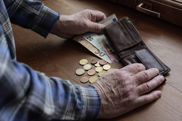 Öregember kezei, számolja a pénzt, az eurót. A szegénység, az alacsony jövedelem és az időskori megszorítások fogalma. - Fotó, kép