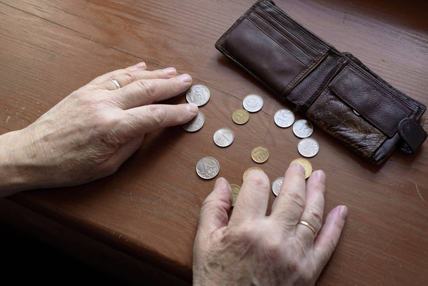 Öregember kezei, számolja a pénzt. A szegénység, az alacsony jövedelem és az időskori megszorítások fogalma. - Fotó, kép