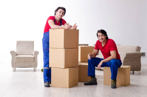 Deux jeunes employés contractuels déménageant leurs effets personnels - Photo, image