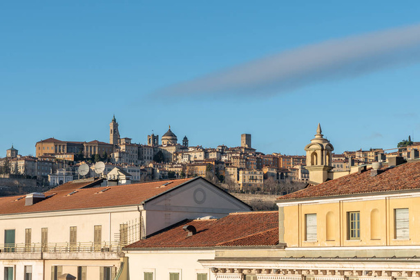 Blick auf Bergamos Alta und die Dächer der Unterstadt - Foto, Bild