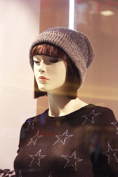 manichino donna in un maglione caldo su una vetrina
 - Foto, immagini