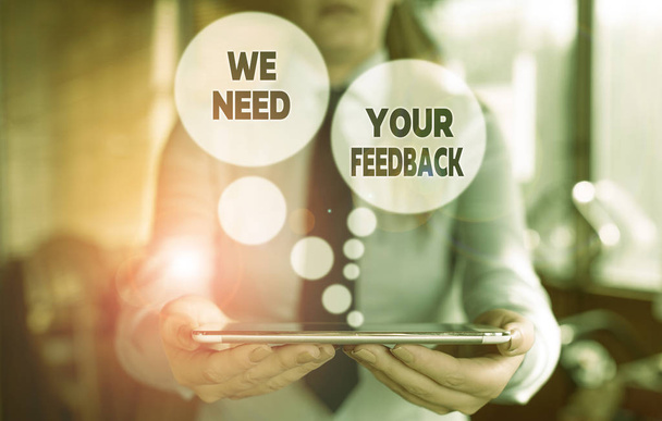 Conceptueel handschrift waaruit blijkt dat we uw feedback nodig hebben. Business foto tekst Geef ons uw review gedachten opmerkingen wat te verbeteren Vrouw op de achtergrond wijzend met de vinger in lege ruimte. - Foto, afbeelding